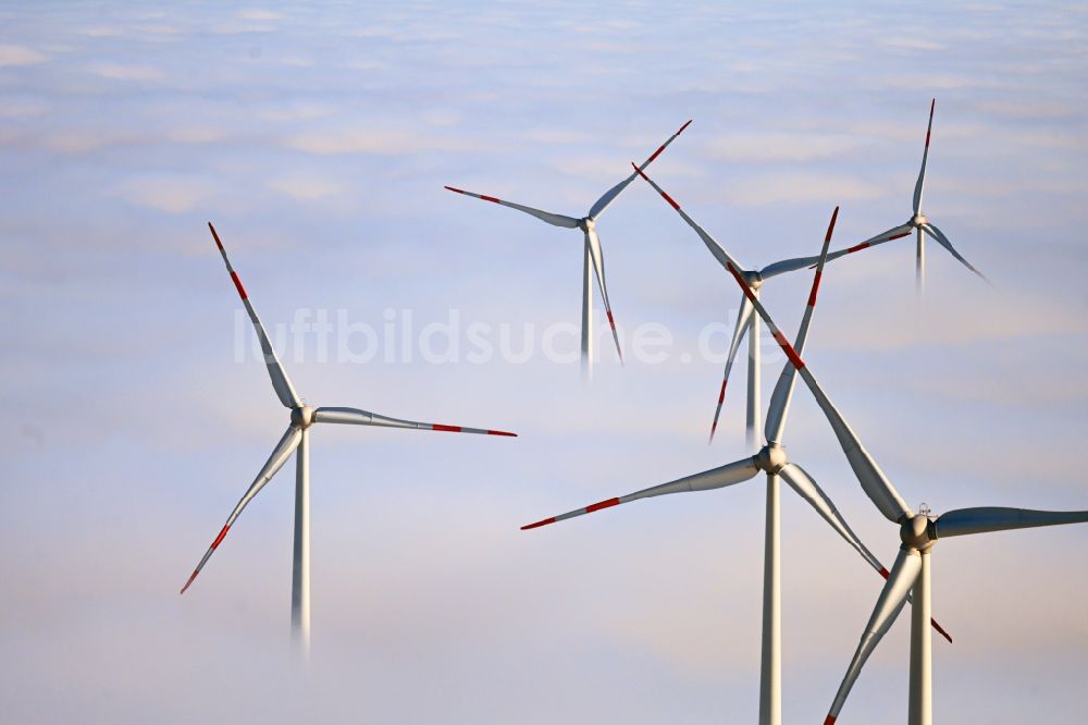Denkendorf von oben - Wetterbedingt in eine Nebel- Schicht eingebettete Windenergieanlagen in Denkendorf im Bundesland Bayern, Deutschland