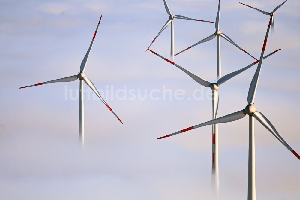 Denkendorf aus der Vogelperspektive: Wetterbedingt in eine Nebel- Schicht eingebettete Windenergieanlagen in Denkendorf im Bundesland Bayern, Deutschland