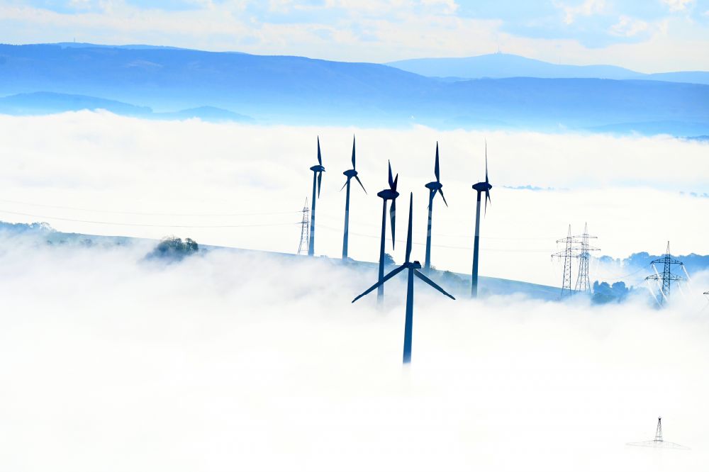 Luftbild Einbeck - Wetterbedingt in eine Nebel- Schicht eingebettete Windenergieanlagen in Einbeck im Bundesland Niedersachsen, Deutschland