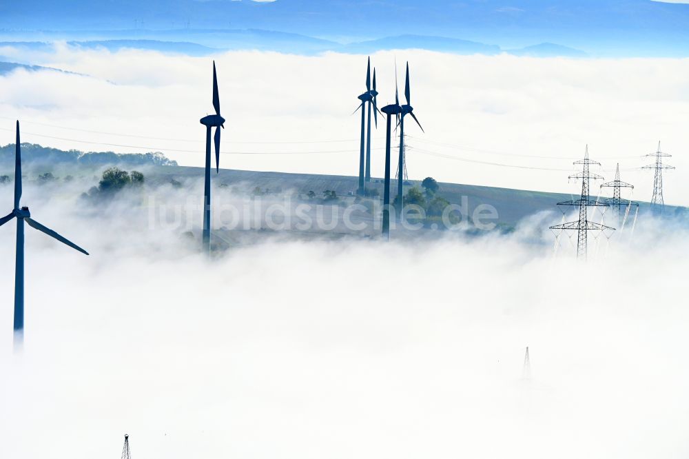 Einbeck aus der Vogelperspektive: Wetterbedingt in eine Nebel- Schicht eingebettete Windenergieanlagen in Einbeck im Bundesland Niedersachsen, Deutschland