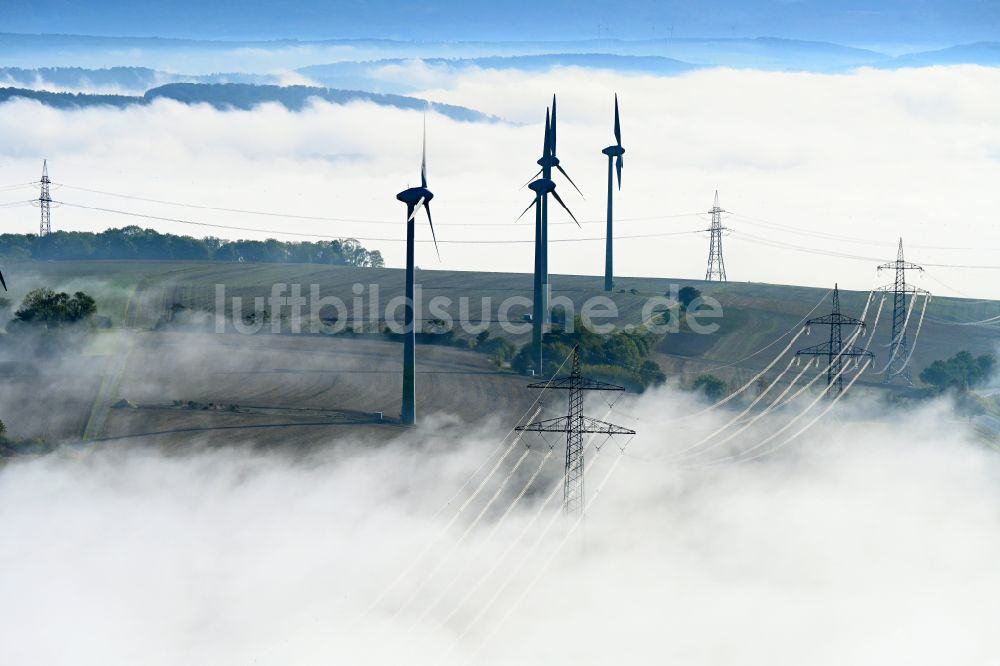 Luftbild Einbeck - Wetterbedingt in eine Nebel- Schicht eingebettete Windenergieanlagen in Einbeck im Bundesland Niedersachsen, Deutschland