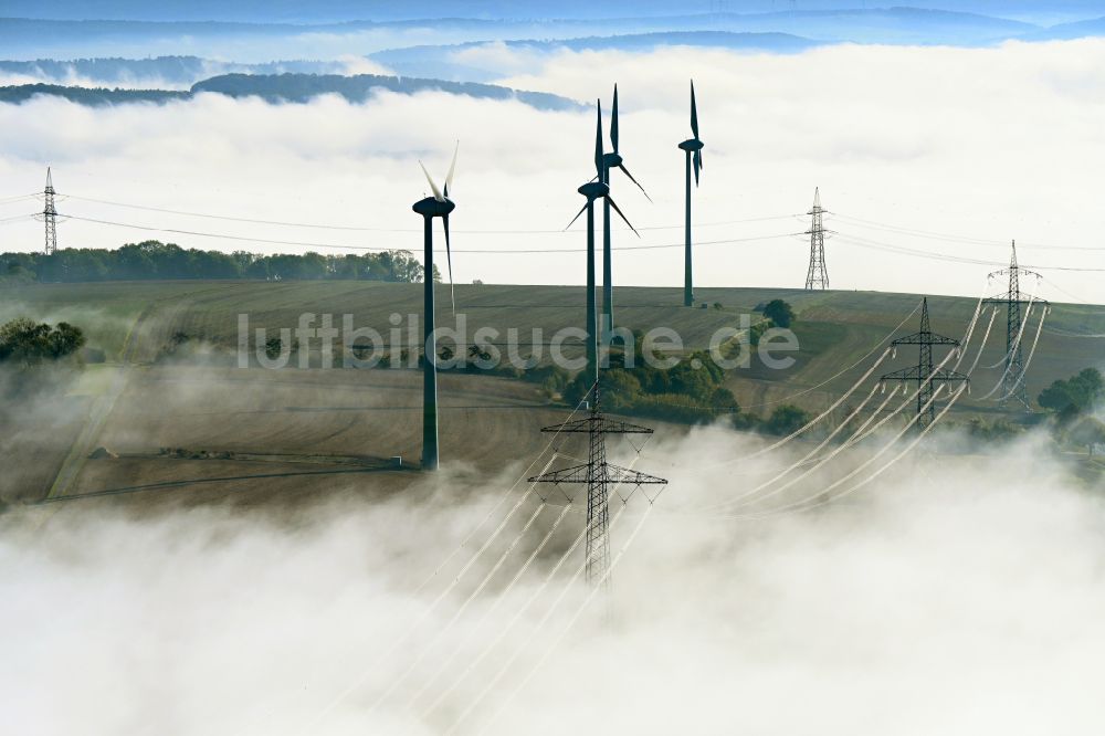Luftaufnahme Einbeck - Wetterbedingt in eine Nebel- Schicht eingebettete Windenergieanlagen in Einbeck im Bundesland Niedersachsen, Deutschland
