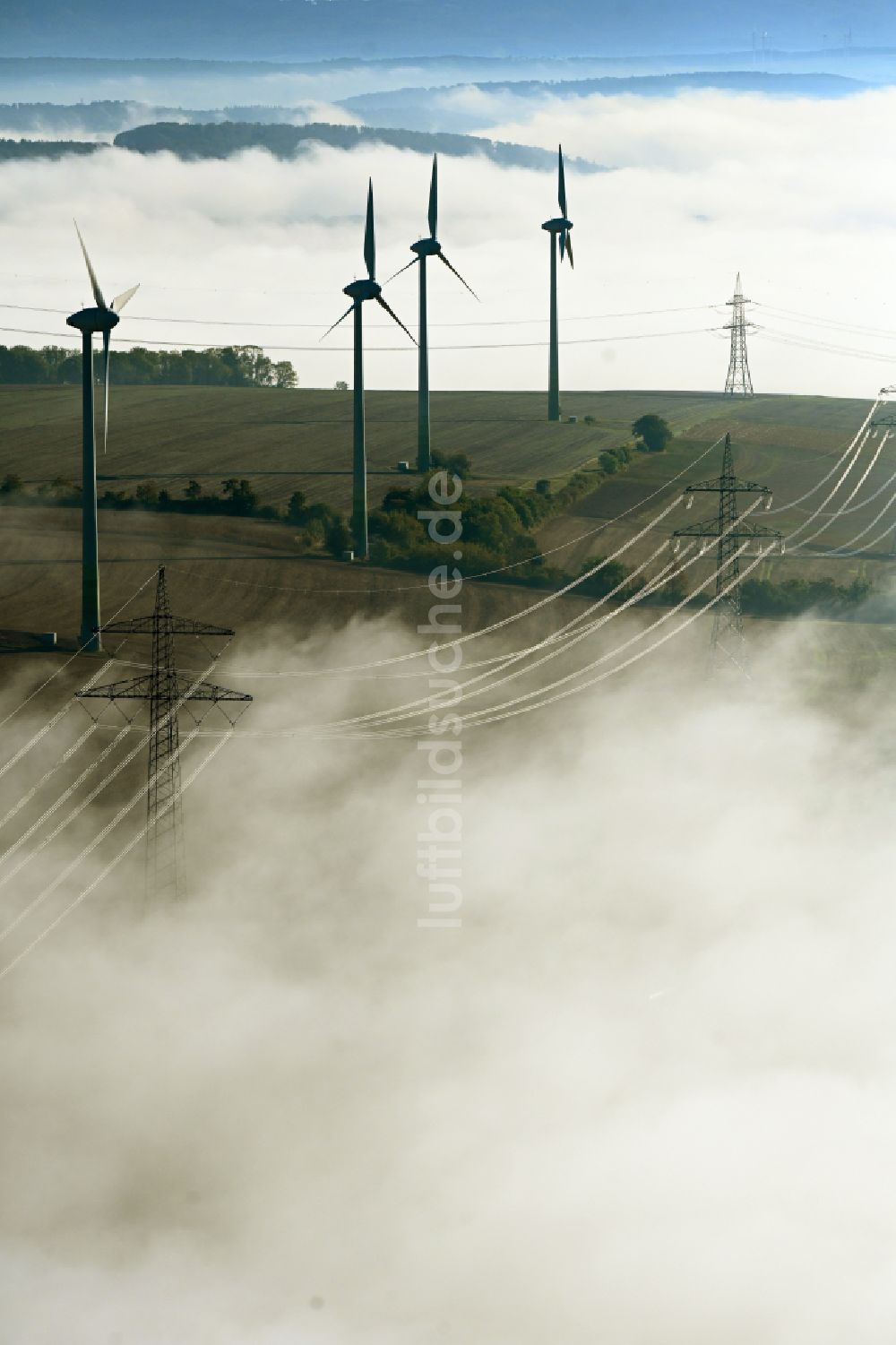 Einbeck von oben - Wetterbedingt in eine Nebel- Schicht eingebettete Windenergieanlagen in Einbeck im Bundesland Niedersachsen, Deutschland