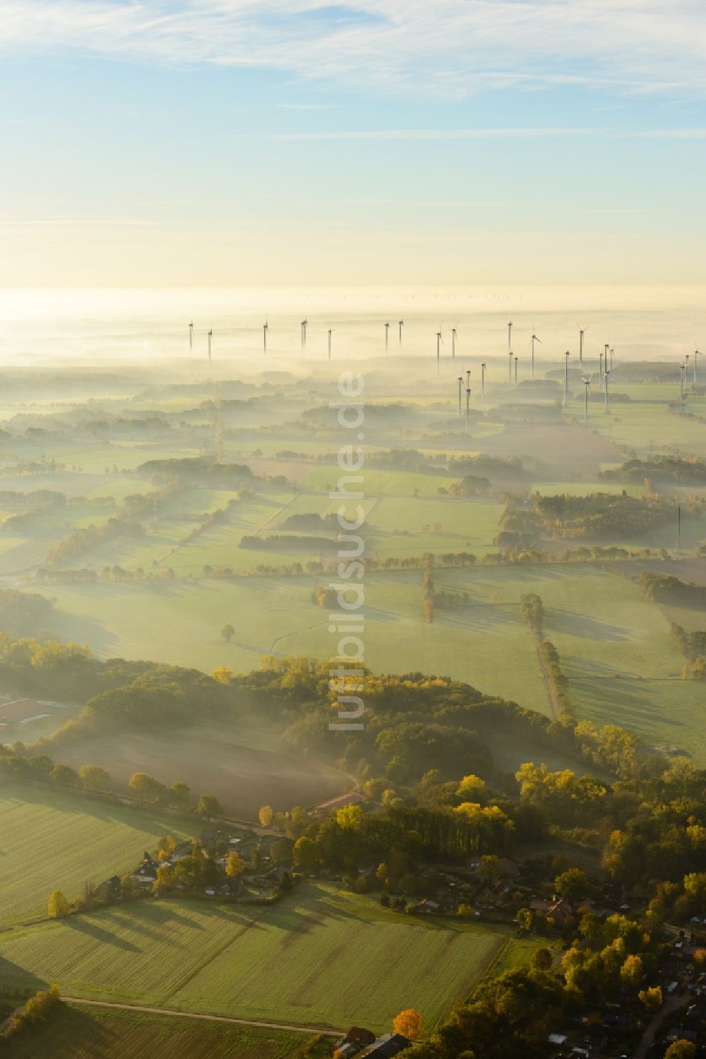 Luftbild Deinste - Wetterbedingt in eine Nebel- Schicht eingebettete Windenergieanlagen auf einem Feld in Deinste im Bundesland Niedersachsen, Deutschland
