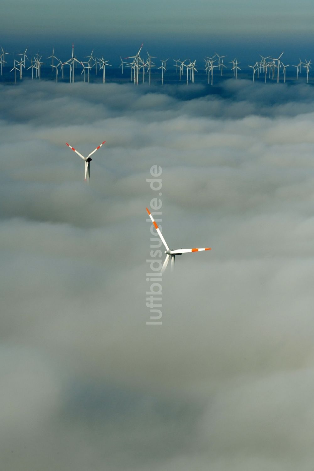 Luftbild Waltersdorf - Wetterbedingt in eine Nebel- Schicht eingebettete Windenergieanlagen auf einem Feld in Waltersdorf im Bundesland Brandenburg, Deutschland