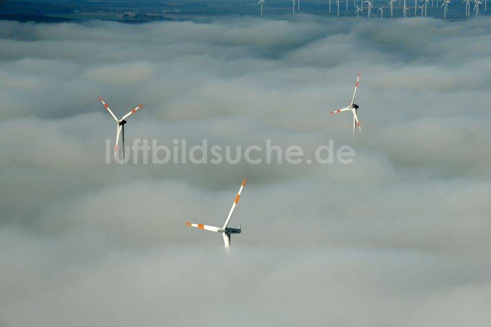 Luftbild Waltersdorf - Wetterbedingt in eine Nebel- Schicht eingebettete Windenergieanlagen auf einem Feld in Waltersdorf im Bundesland Brandenburg, Deutschland