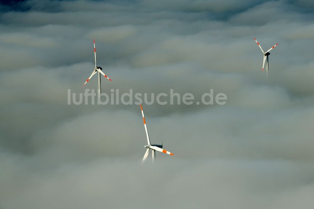Luftaufnahme Waltersdorf - Wetterbedingt in eine Nebel- Schicht eingebettete Windenergieanlagen auf einem Feld in Waltersdorf im Bundesland Brandenburg, Deutschland