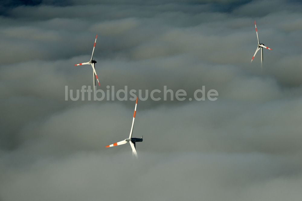 Waltersdorf von oben - Wetterbedingt in eine Nebel- Schicht eingebettete Windenergieanlagen auf einem Feld in Waltersdorf im Bundesland Brandenburg, Deutschland
