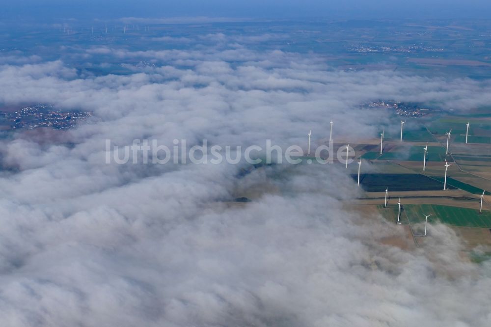 Warburg aus der Vogelperspektive: Wetterbedingt in eine Nebel- Schicht eingebettete Windenergieanlagen auf einem Feld in Warburg im Bundesland Nordrhein-Westfalen, Deutschland