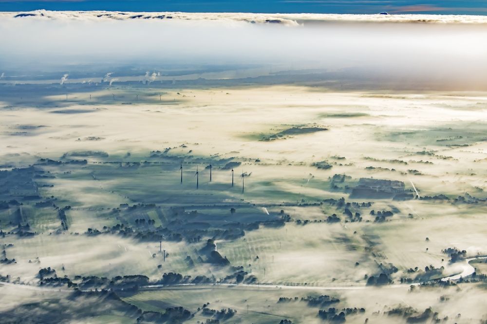 Engelschoff aus der Vogelperspektive: Wetterbedingt in eine Nebel- Schicht eingebettete Windenergieanlagen in Engelschoff im Bundesland Niedersachsen, Deutschland