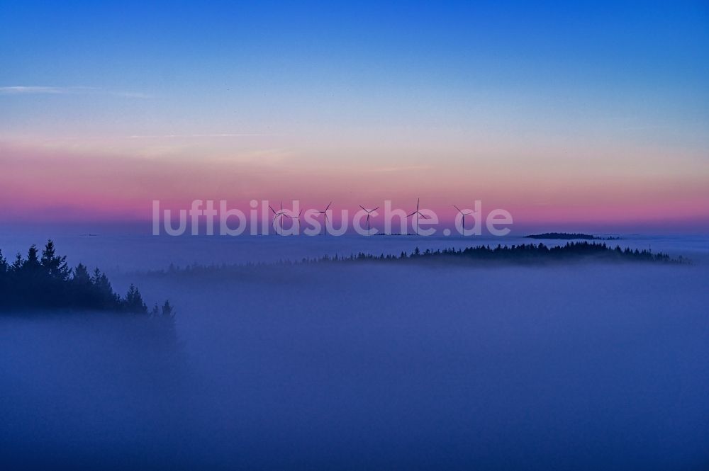 Luftaufnahme Ettenheim - Wetterbedingt in eine Nebel- Schicht eingebettete Windenergieanlagen in Ettenheim im Bundesland Baden-Württemberg, Deutschland