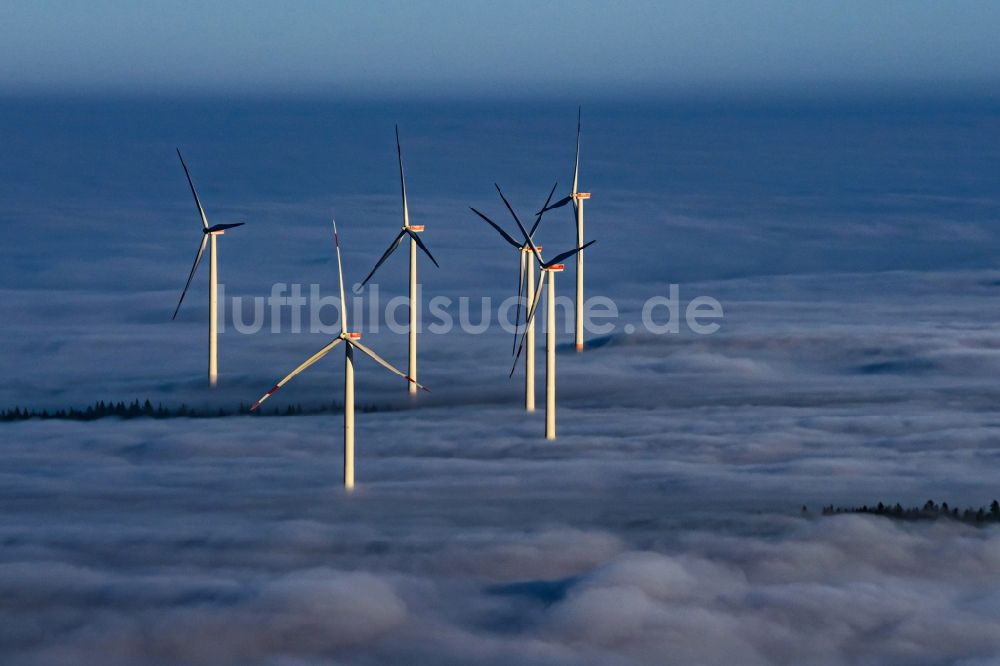 Ettenheim aus der Vogelperspektive: Wetterbedingt in eine Nebel- Schicht eingebettete Windenergieanlagen in Ettenheim im Bundesland Baden-Württemberg, Deutschland