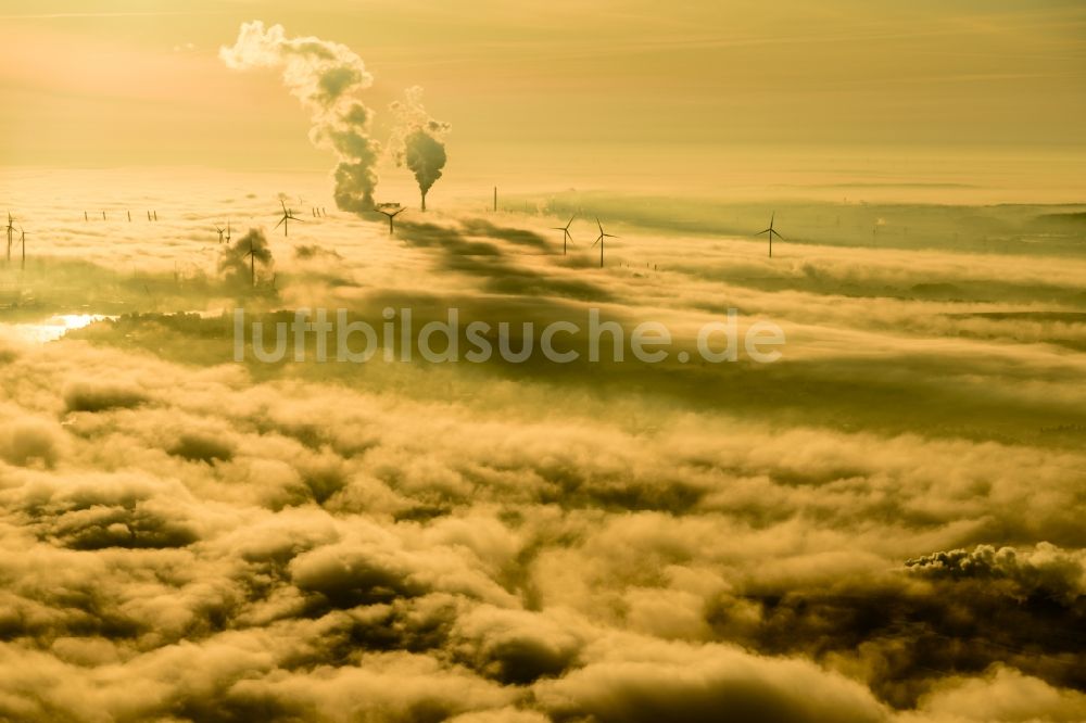 Hamburg von oben - Wetterbedingt in eine Nebel- Schicht eingebettete Windenergieanlagen in Hamburg, Deutschland