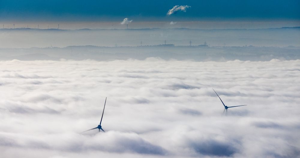 Hamm von oben - Wetterbedingt in eine Nebel- Schicht eingebettete Windenergieanlagen in Hamm im Bundesland Nordrhein-Westfalen, Deutschland