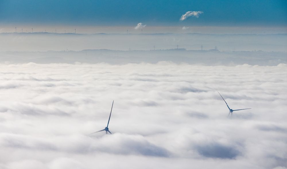 Luftaufnahme Hamm - Wetterbedingt in eine Nebel- Schicht eingebettete Windenergieanlagen in Hamm im Bundesland Nordrhein-Westfalen, Deutschland