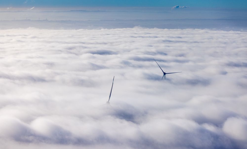 Hamm von oben - Wetterbedingt in eine Nebel- Schicht eingebettete Windenergieanlagen in Hamm im Bundesland Nordrhein-Westfalen, Deutschland