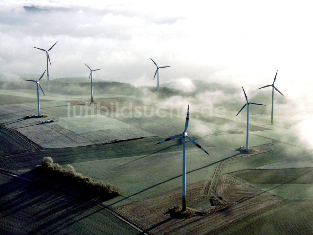 Luftaufnahme Hessisch Oldendorf - Wetterbedingt in eine Nebel- Schicht eingebettete Windenergieanlagen in Hessisch Oldendorf im Bundesland Niedersachsen, Deutschland