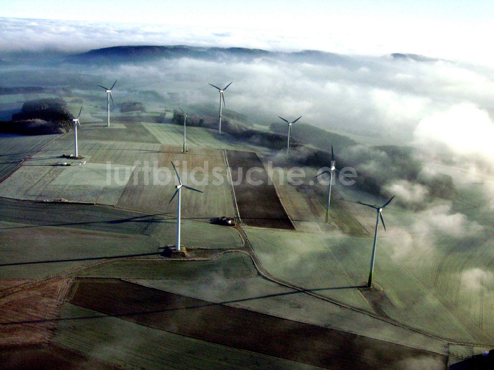 Luftbild Hessisch Oldendorf - Wetterbedingt in eine Nebel- Schicht eingebettete Windenergieanlagen in Hessisch Oldendorf im Bundesland Niedersachsen, Deutschland