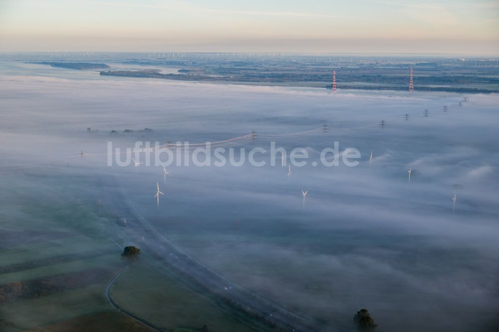 Luftaufnahme Hollern-Twielenfleth - Wetterbedingt in eine Nebel- Schicht eingebettete Windenergieanlagen in Hollern-Twielenfleth im Bundesland Niedersachsen, Deutschland