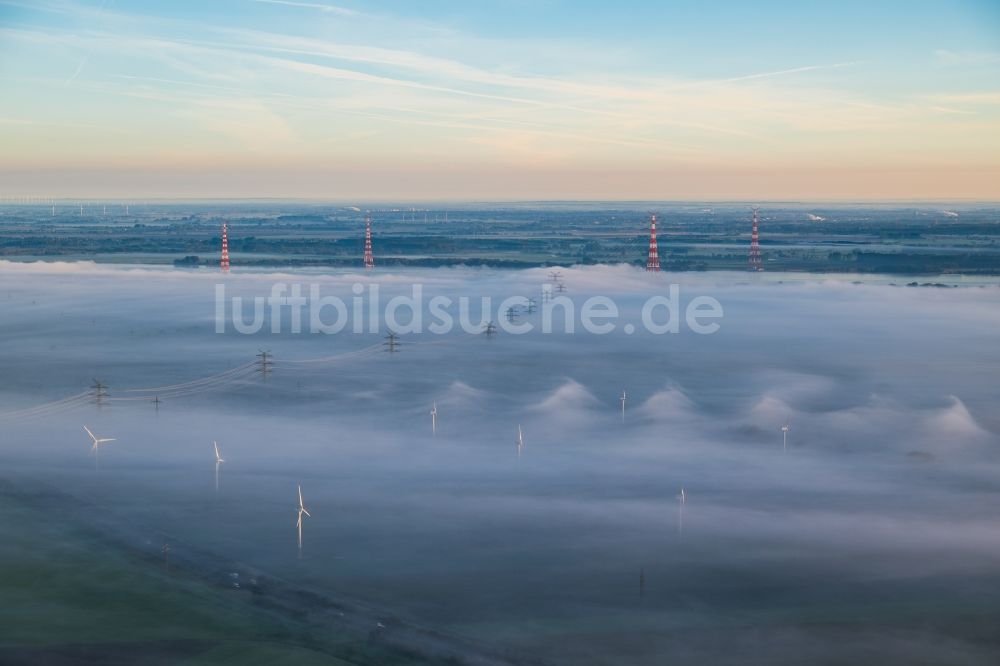 Hollern-Twielenfleth von oben - Wetterbedingt in eine Nebel- Schicht eingebettete Windenergieanlagen in Hollern-Twielenfleth im Bundesland Niedersachsen, Deutschland