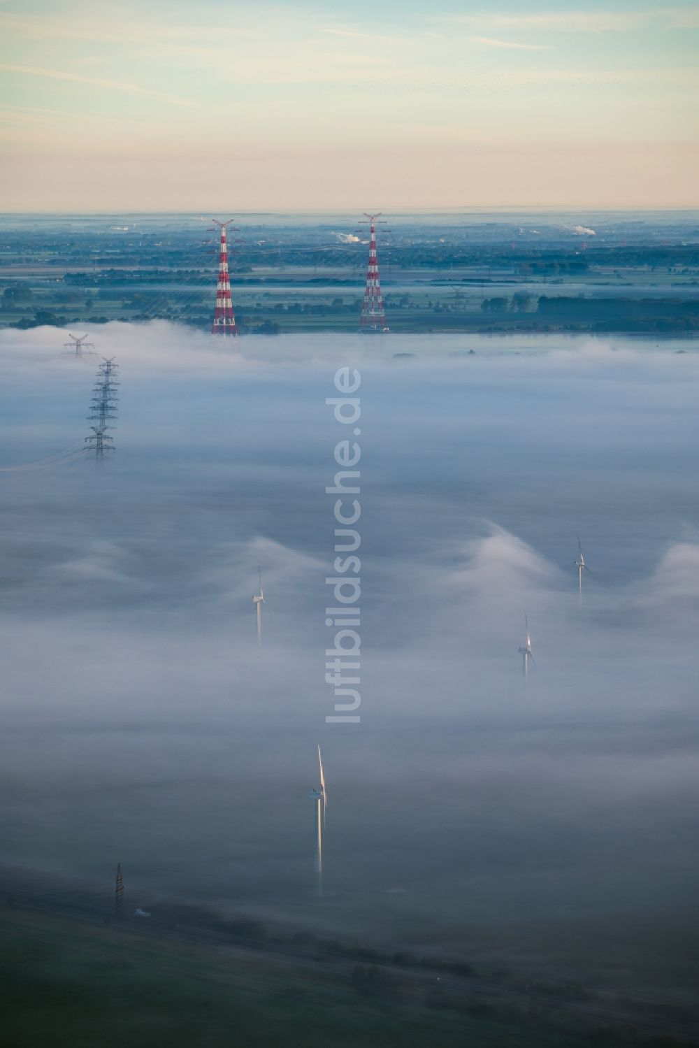 Hollern-Twielenfleth aus der Vogelperspektive: Wetterbedingt in eine Nebel- Schicht eingebettete Windenergieanlagen in Hollern-Twielenfleth im Bundesland Niedersachsen, Deutschland
