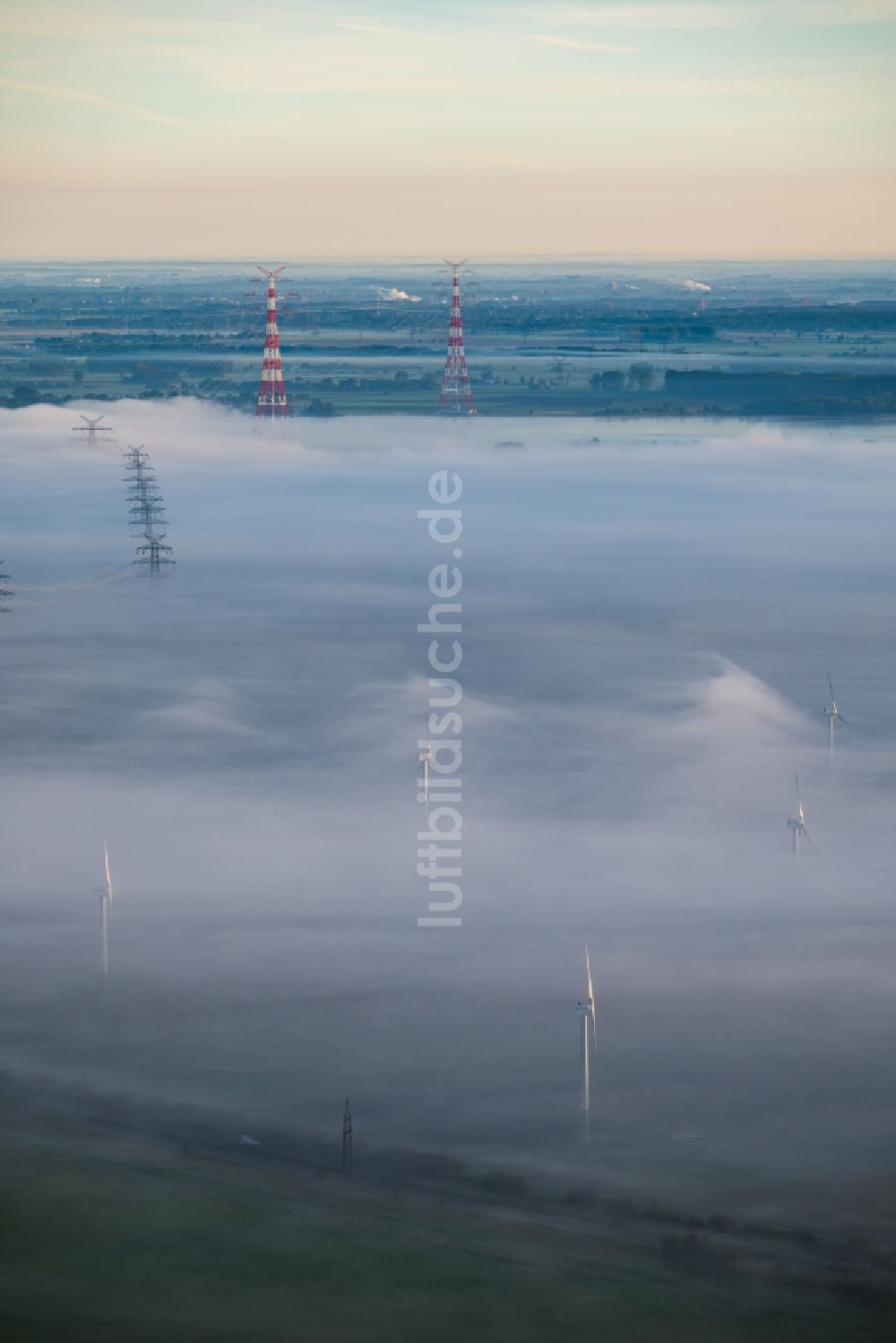 Luftbild Hollern-Twielenfleth - Wetterbedingt in eine Nebel- Schicht eingebettete Windenergieanlagen in Hollern-Twielenfleth im Bundesland Niedersachsen, Deutschland