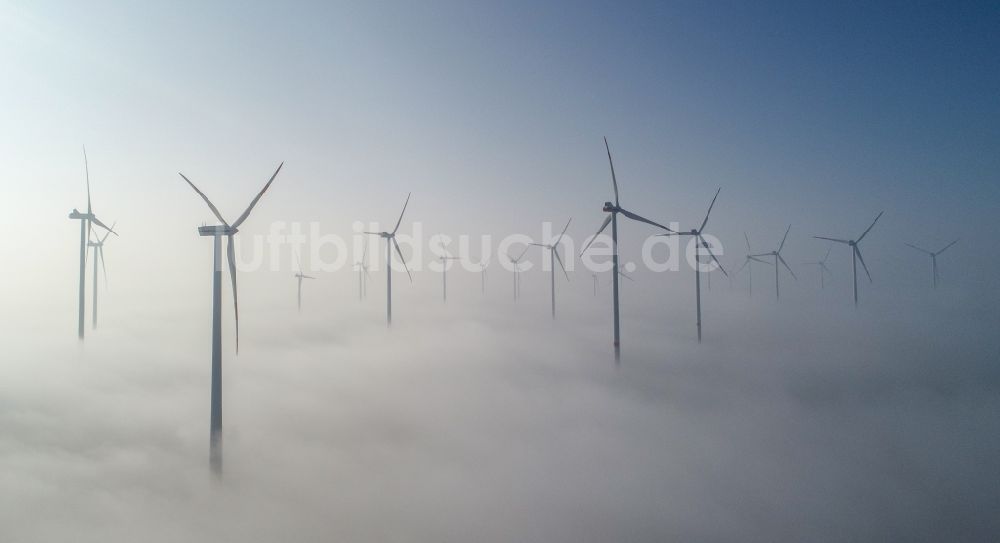 Jacobsdorf aus der Vogelperspektive: Wetterbedingt in eine Nebel- Schicht eingebettete Windenergieanlagen in Jacobsdorf im Bundesland Brandenburg, Deutschland