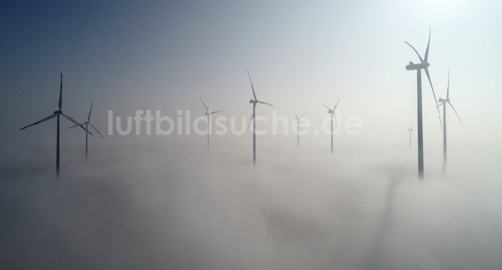 Luftaufnahme Jacobsdorf - Wetterbedingt in eine Nebel- Schicht eingebettete Windenergieanlagen in Jacobsdorf im Bundesland Brandenburg, Deutschland