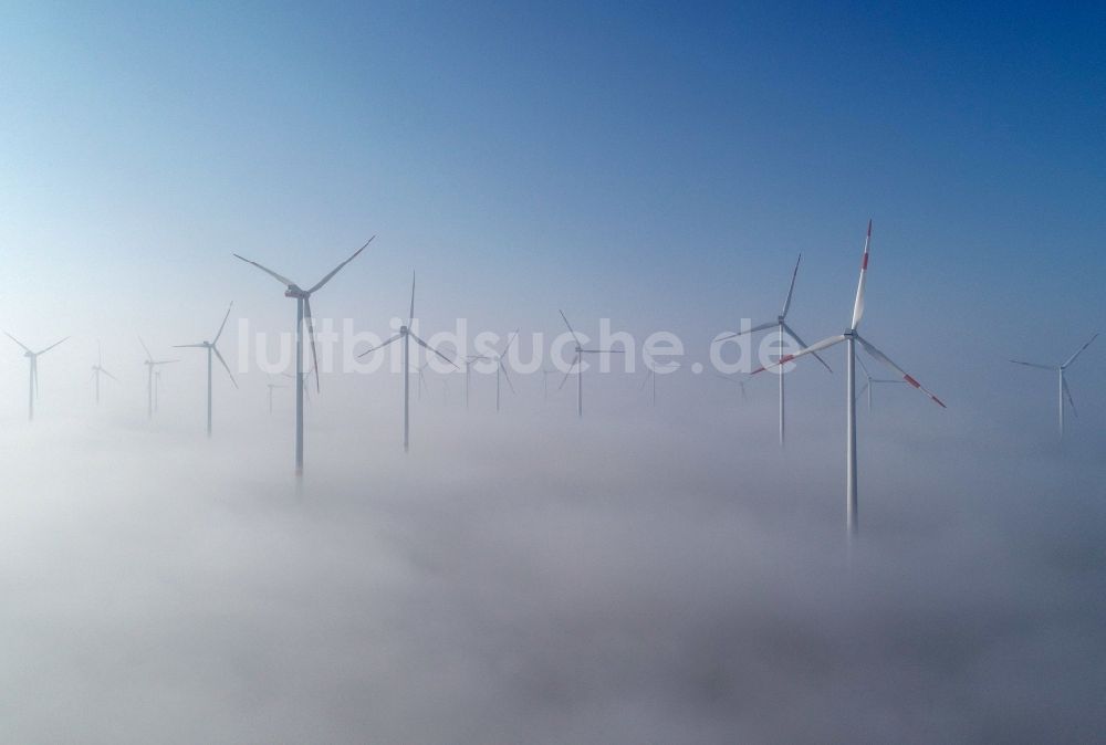 Jacobsdorf von oben - Wetterbedingt in eine Nebel- Schicht eingebettete Windenergieanlagen in Jacobsdorf im Bundesland Brandenburg, Deutschland