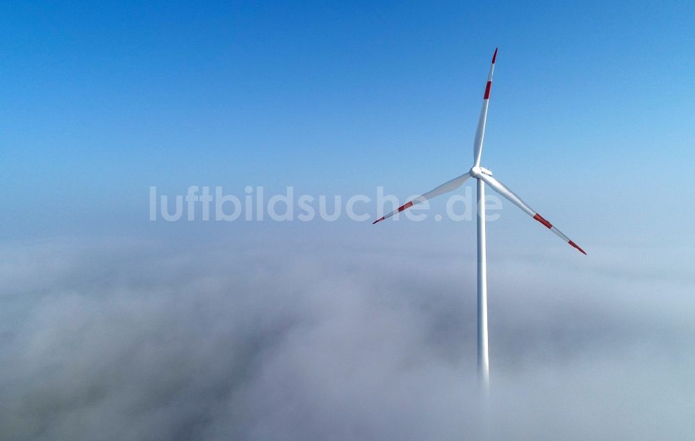 Luftbild Jacobsdorf - Wetterbedingt in eine Nebel- Schicht eingebettete Windenergieanlagen in Jacobsdorf im Bundesland Brandenburg, Deutschland
