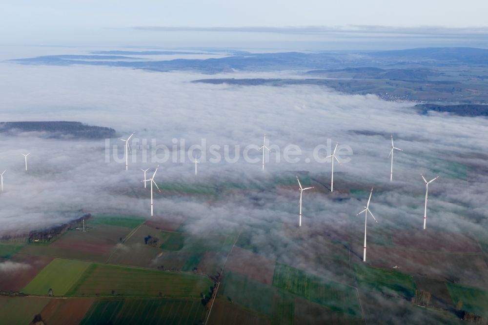 Luftaufnahme Krebeck - Wetterbedingt in eine Nebel- Schicht eingebettete Windenergieanlagen in Krebeck im Bundesland Niedersachsen, Deutschland