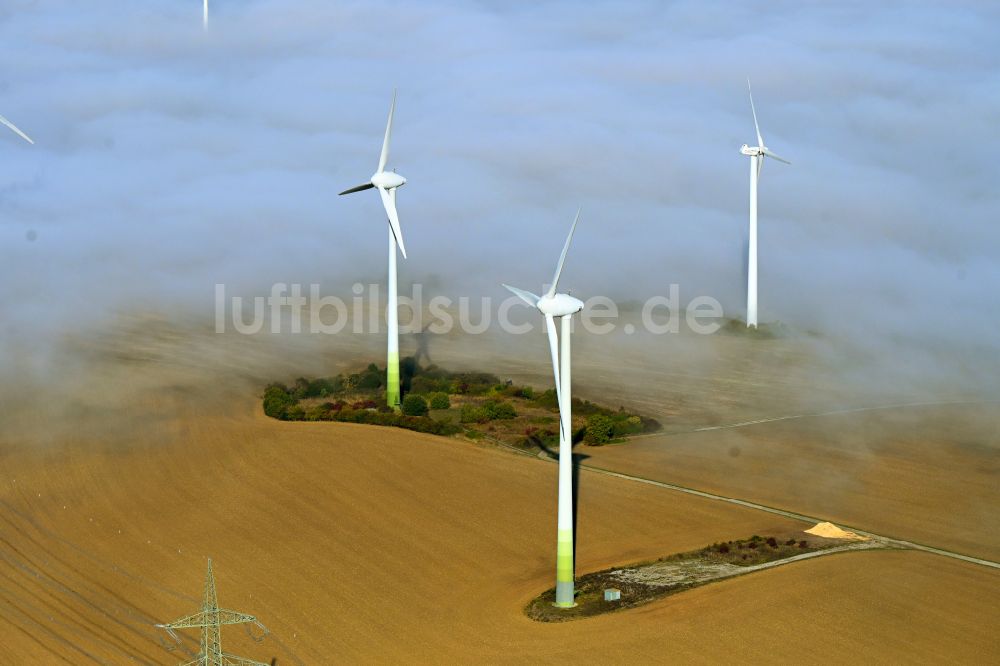 Luftbild Kreiensen - Wetterbedingt in eine Nebel- Schicht eingebettete Windenergieanlagen in Kreiensen im Bundesland Niedersachsen, Deutschland