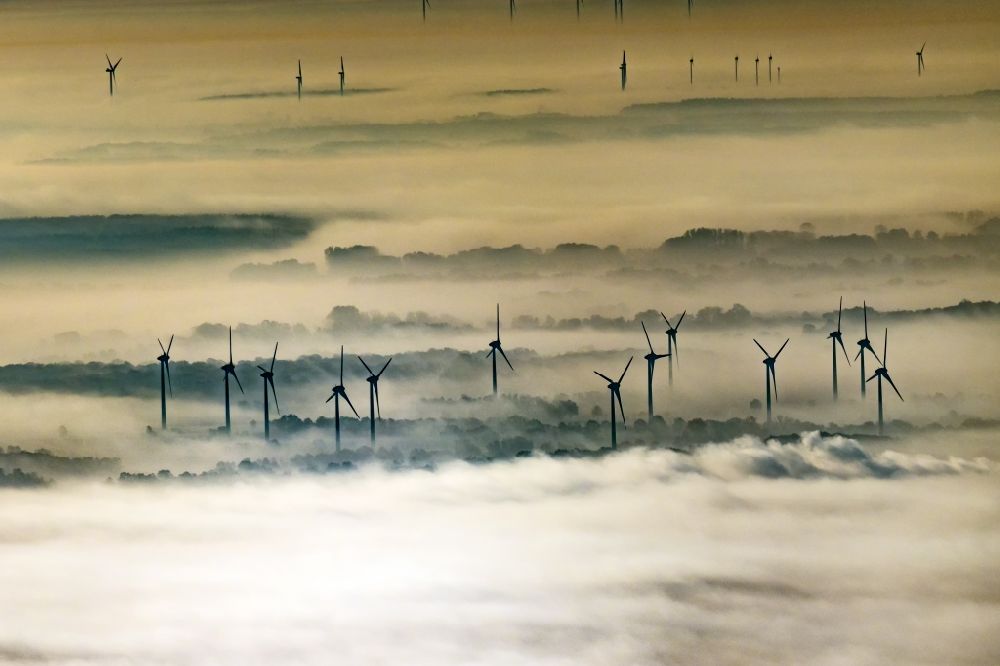 Lüchow aus der Vogelperspektive: Wetterbedingt in eine Nebel- Schicht eingebettete Windenergieanlagen in Lüchow im Bundesland Niedersachsen, Deutschland