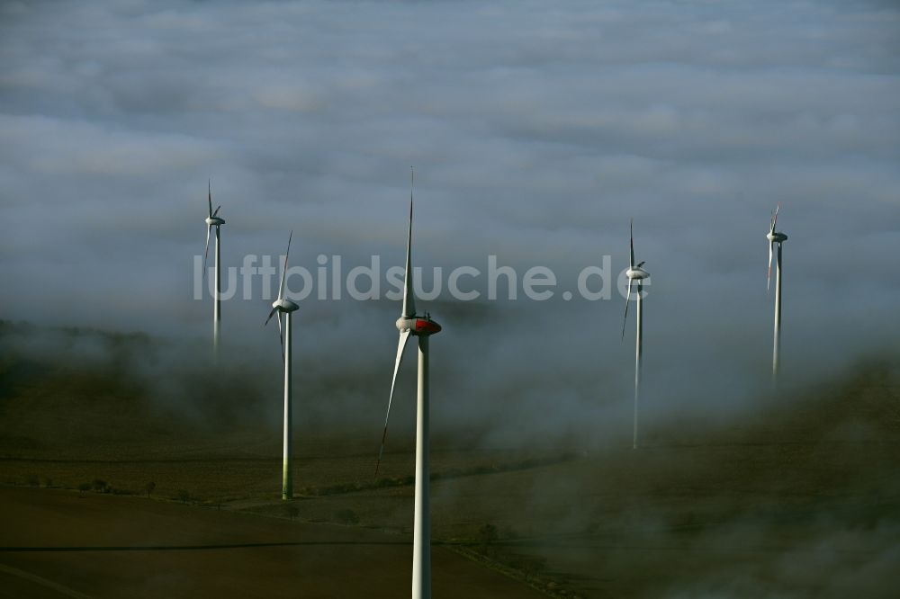 Luftaufnahme Reinsdorf - Wetterbedingt in eine Nebel- Schicht eingebettete Windenergieanlagen in Reinsdorf im Bundesland Thüringen, Deutschland