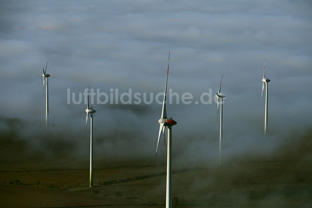 Reinsdorf von oben - Wetterbedingt in eine Nebel- Schicht eingebettete Windenergieanlagen in Reinsdorf im Bundesland Thüringen, Deutschland