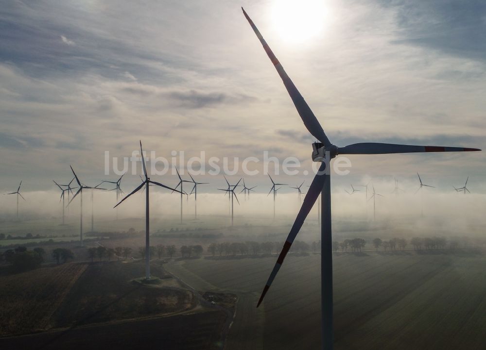 Luftbild Sieversdorf - Wetterbedingt in eine Nebel- Schicht eingebettete Windenergieanlagen in Sieversdorf im Bundesland Brandenburg, Deutschland