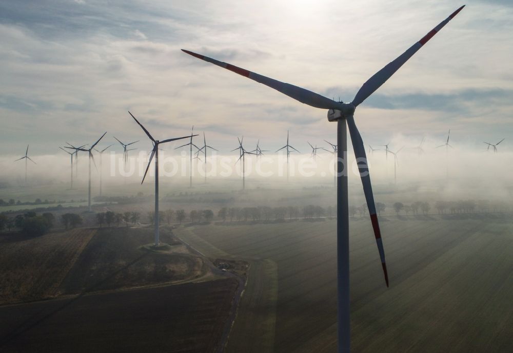 Luftaufnahme Sieversdorf - Wetterbedingt in eine Nebel- Schicht eingebettete Windenergieanlagen in Sieversdorf im Bundesland Brandenburg, Deutschland