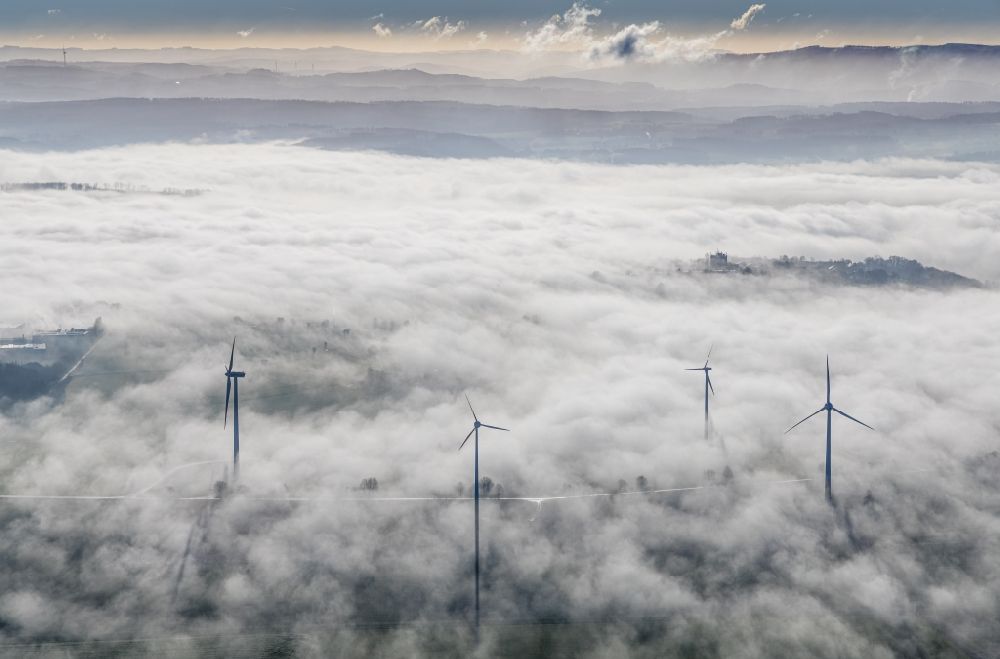 Luftbild Wickede (Ruhr) - Wetterbedingt in eine Nebel- Schicht eingebettete Windenergieanlagen in Wickede (Ruhr) im Bundesland Nordrhein-Westfalen, Deutschland