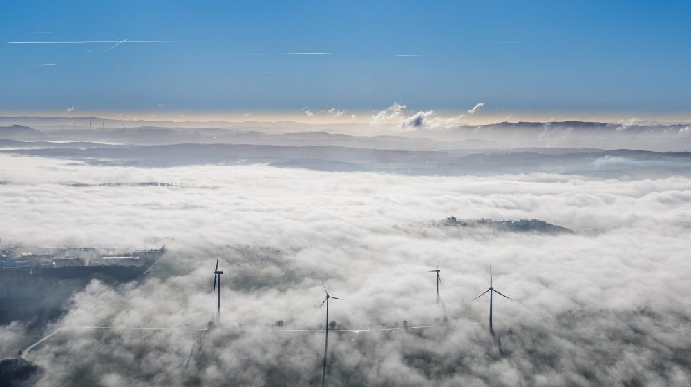 Luftaufnahme Wickede (Ruhr) - Wetterbedingt in eine Nebel- Schicht eingebettete Windenergieanlagen in Wickede (Ruhr) im Bundesland Nordrhein-Westfalen, Deutschland