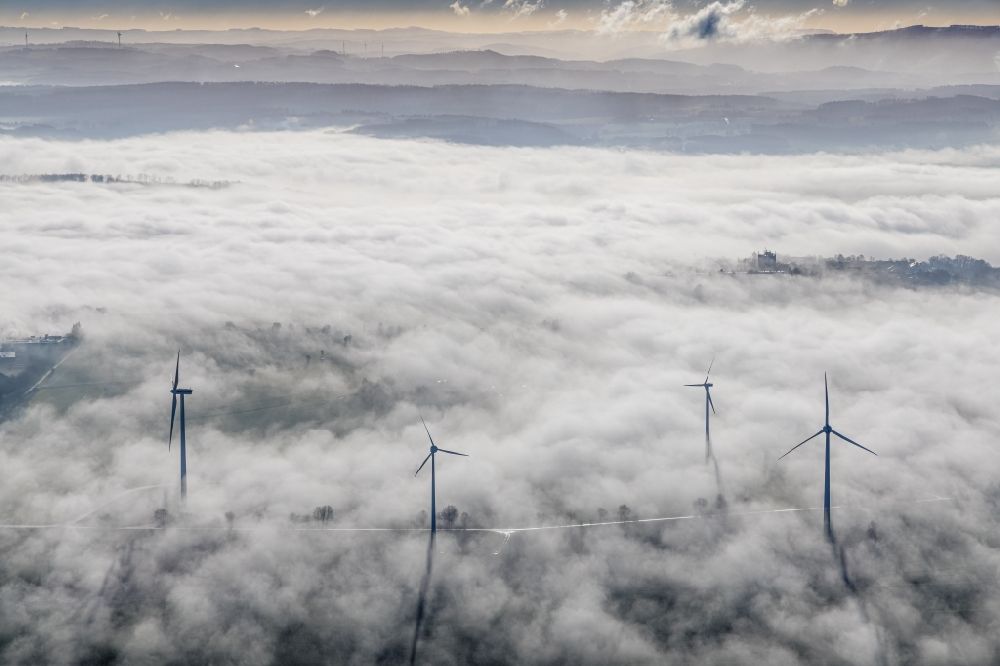 Wickede (Ruhr) von oben - Wetterbedingt in eine Nebel- Schicht eingebettete Windenergieanlagen in Wickede (Ruhr) im Bundesland Nordrhein-Westfalen, Deutschland