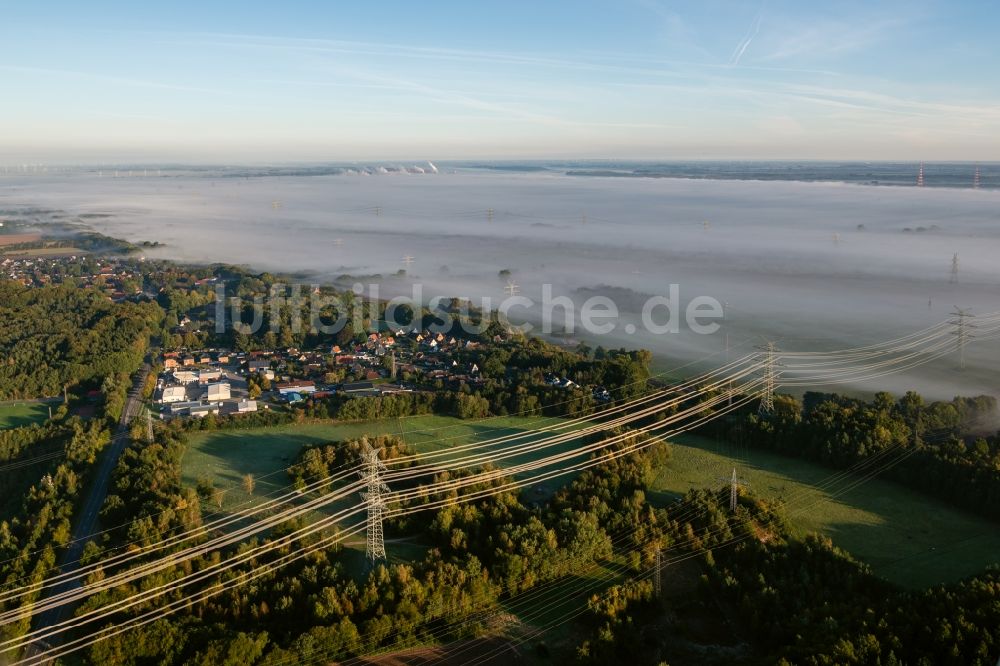 Luftaufnahme Hollern-Twielenfleth - Wetterbedingt in eine Nebel- Schicht eingebetteter Schneisen- und Streckenverlauf der Stromführungstrasse in Hollern-Twielenfleth im Bundesland Niedersachsen, Deutschland