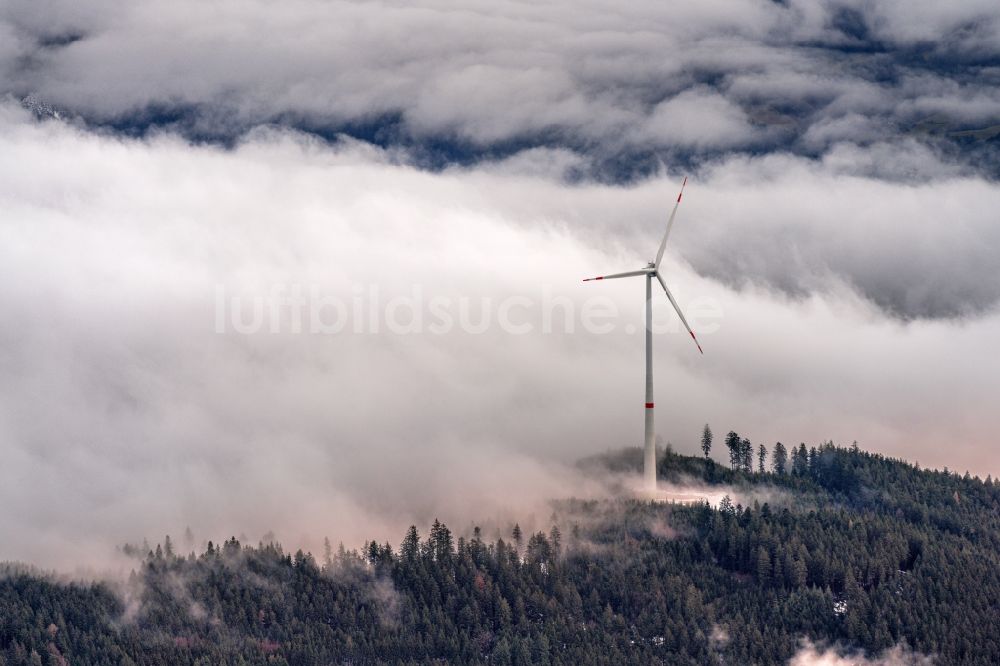 Fischerbach von oben - Wetterbedingt in eine Wolken- Schicht eingebettete Windenergieanlagen in Fischerbach im Bundesland Baden-Württemberg, Deutschland