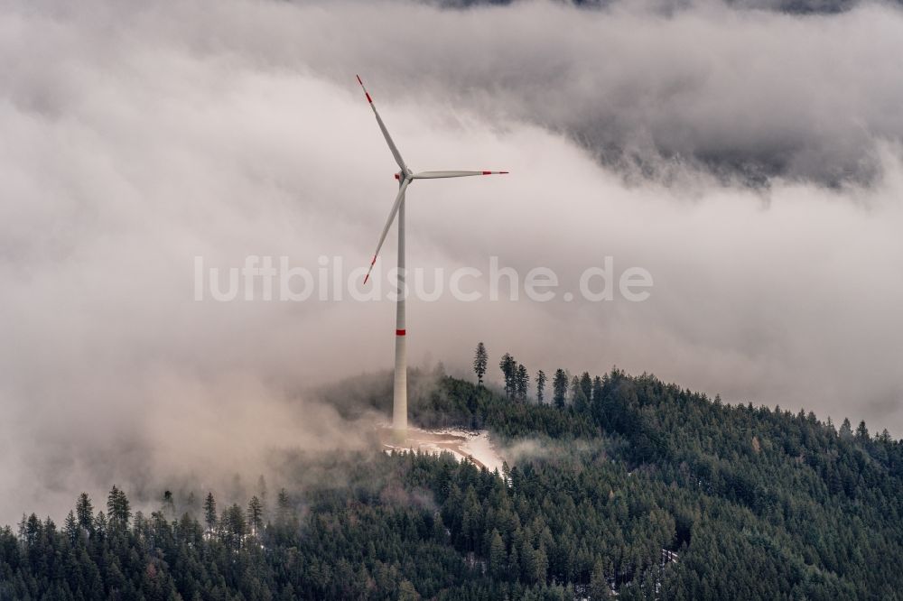 Fischerbach aus der Vogelperspektive: Wetterbedingt in eine Wolken- Schicht eingebettete Windenergieanlagen in Fischerbach im Bundesland Baden-Württemberg, Deutschland