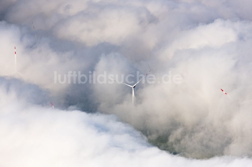 Luftbild Flachslanden - Wetterbedingt in eine Wolken- Schicht eingebettete Windenergieanlagen in Flachslanden im Bundesland Bayern, Deutschland