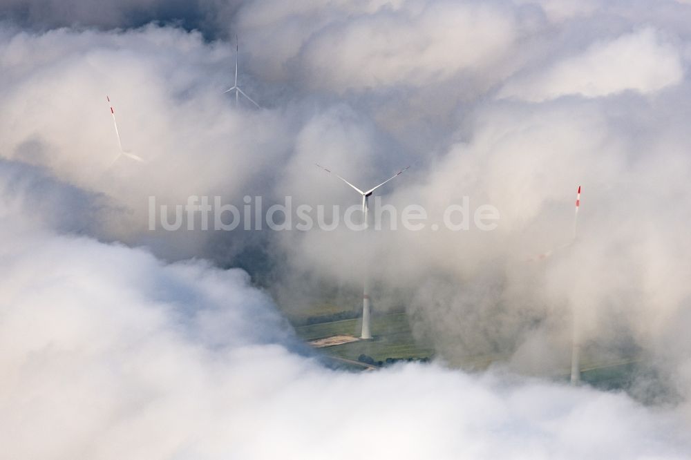 Luftaufnahme Flachslanden - Wetterbedingt in eine Wolken- Schicht eingebettete Windenergieanlagen in Flachslanden im Bundesland Bayern, Deutschland