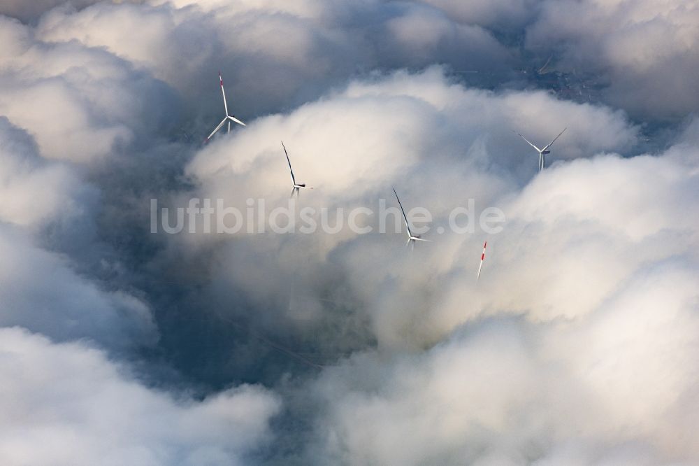 Flachslanden aus der Vogelperspektive: Wetterbedingt in eine Wolken- Schicht eingebettete Windenergieanlagen in Flachslanden im Bundesland Bayern, Deutschland