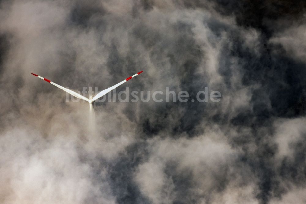 Flachslanden von oben - Wetterbedingt in eine Wolken- Schicht eingebettete Windenergieanlagen in Flachslanden im Bundesland Bayern, Deutschland