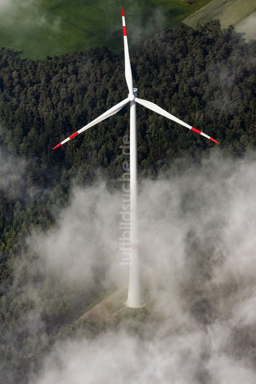 Flachslanden aus der Vogelperspektive: Wetterbedingt in eine Wolken- Schicht eingebettete Windenergieanlagen in Flachslanden im Bundesland Bayern, Deutschland