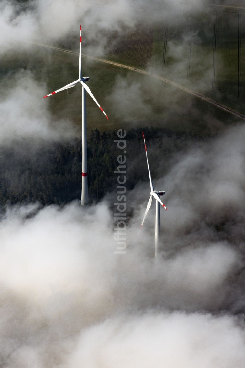 Luftbild Flachslanden - Wetterbedingt in eine Wolken- Schicht eingebettete Windenergieanlagen in Flachslanden im Bundesland Bayern, Deutschland