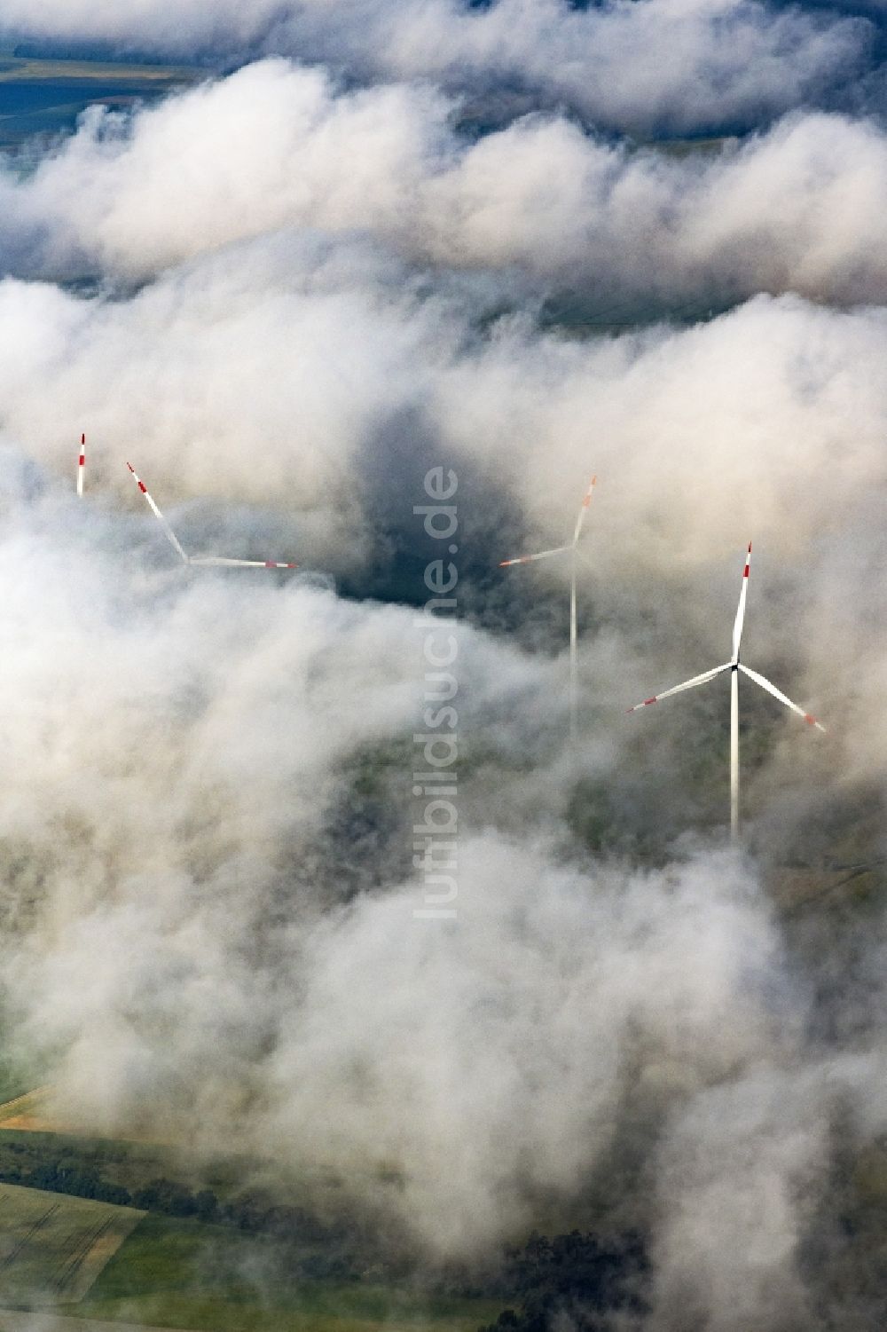 Luftbild Titting - Wetterbedingt in eine Wolken- Schicht eingebettete Windenergieanlagen in Titting im Bundesland Bayern, Deutschland